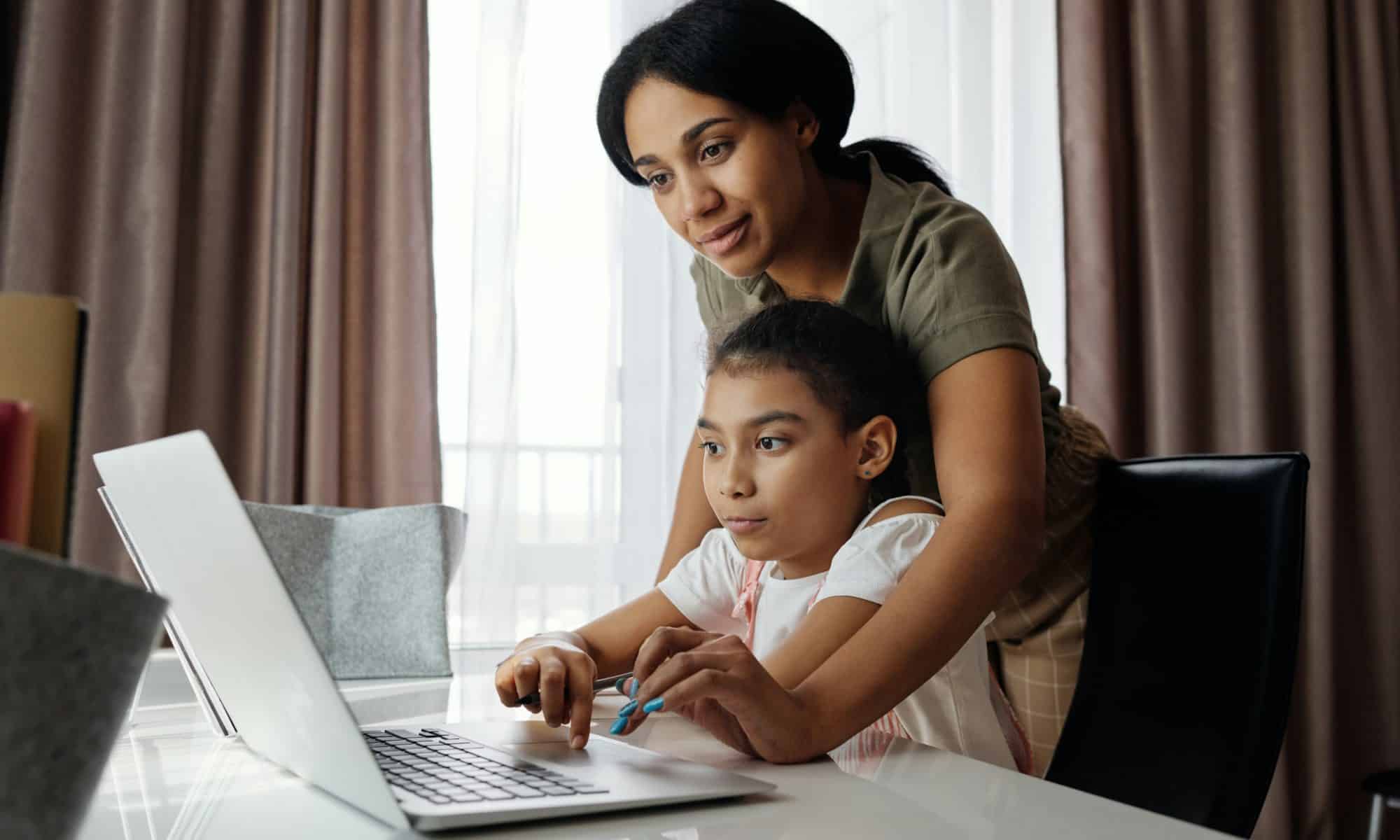 Consejo para los padres en el uso de la tecnología como modelo de crianza