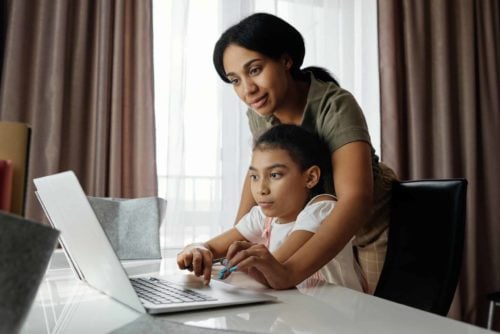 Consejo para los padres en el uso de la tecnología como modelo de crianza