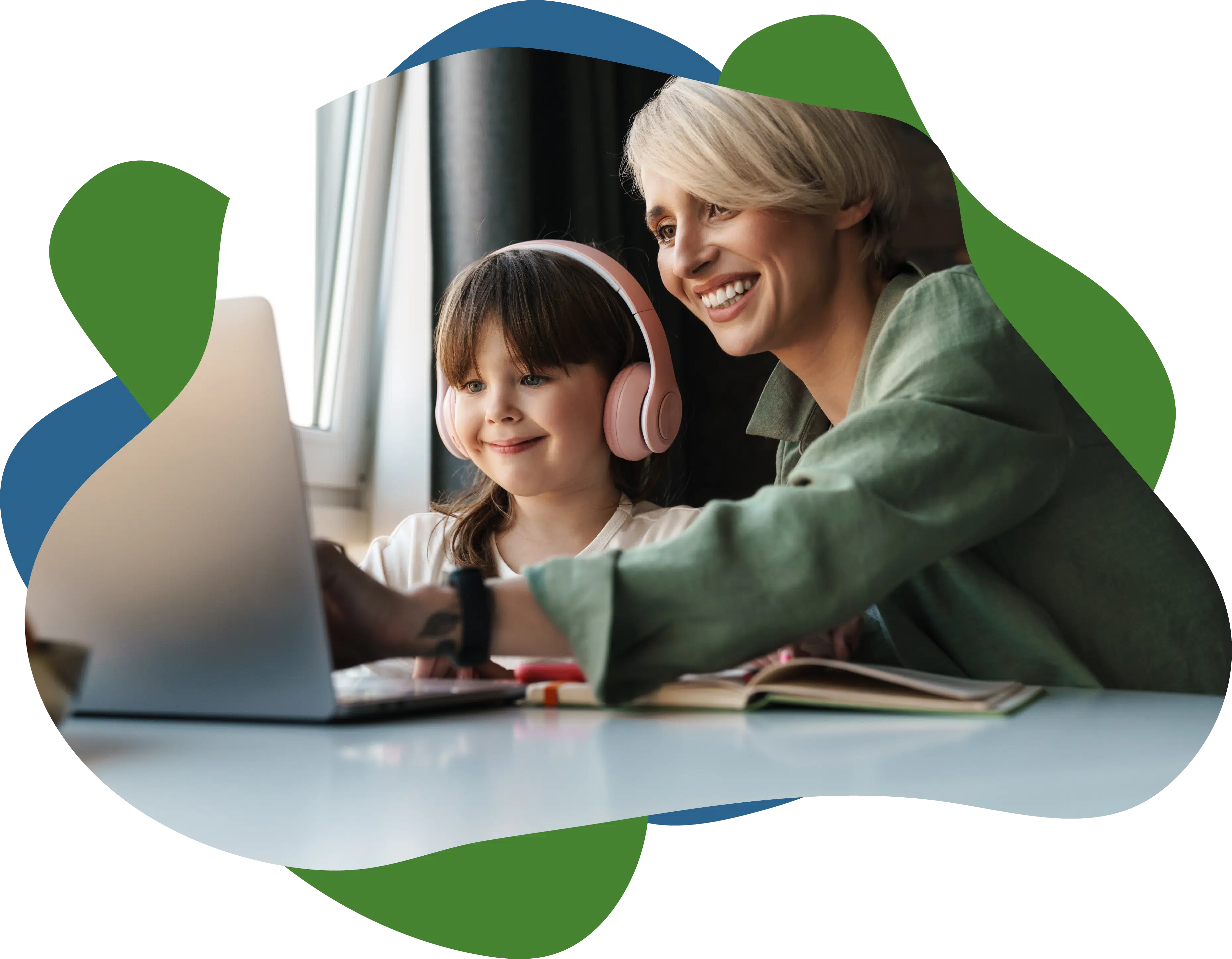 Mamá enseñando a su hija en escuela en casa