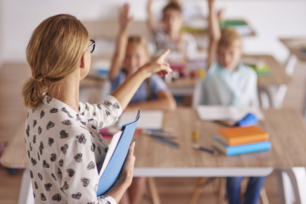 Teacher and her aspiring pupils » Sistema Saberes | Plataforma Educativa para Colegios modelo educativo