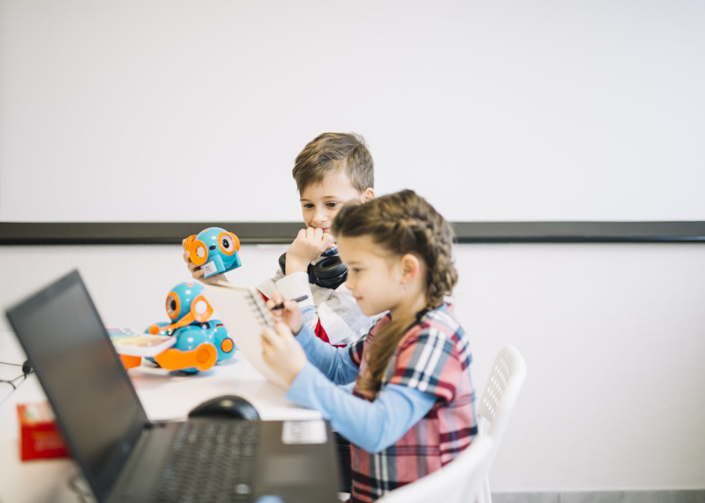 El futuro de la educación cómo la IA está cambiando el juego » Sistema Saberes | Plataforma Educativa para Colegios El futuro de la educación cómo la IA está cambiando el juego