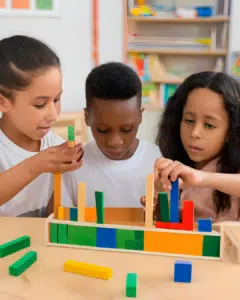 3 infantes usando regletas Cuisenaire